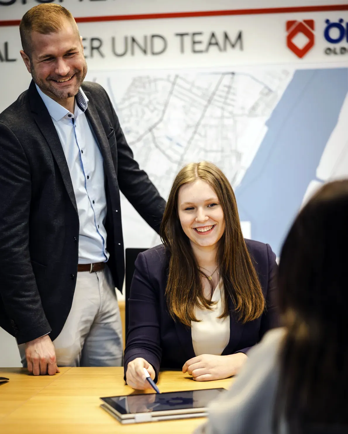 Mitarbeiter von Meyer & Team im Beratungsgespräch in Nordenham